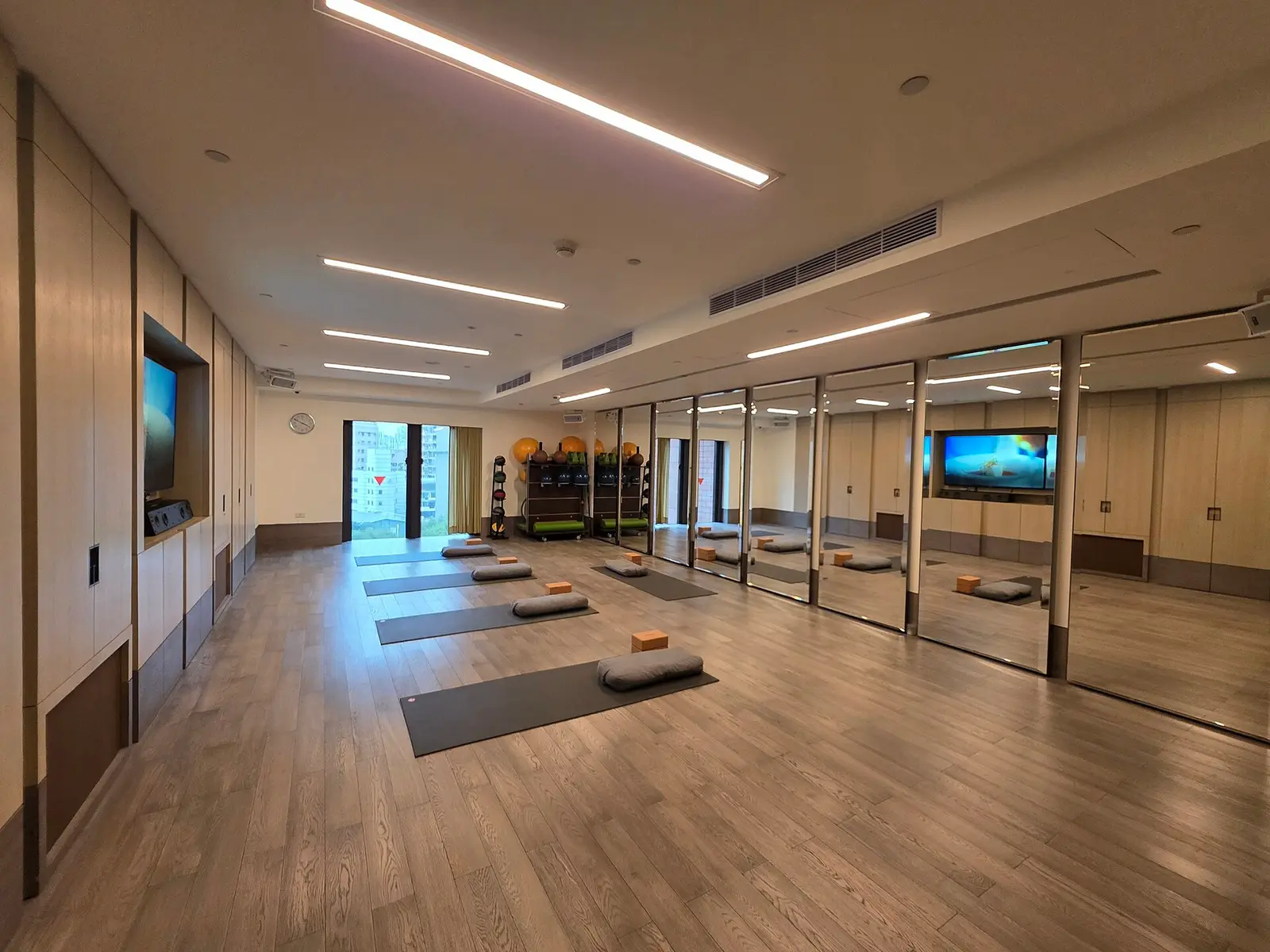 Sala de mobilidade e aulas coletivas do Vértice, com colchonetes e espelhos