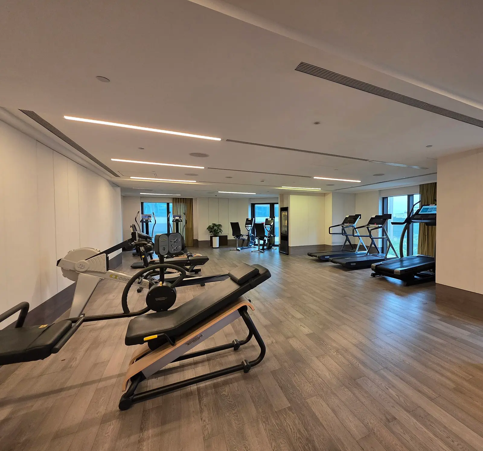Sala principal de treino do Vértice com equipamentos de musculação e esteiras
